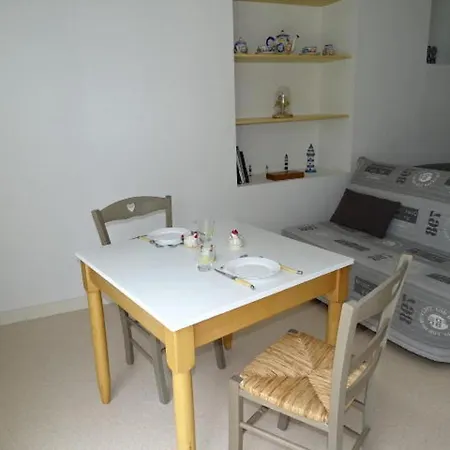 Studio, Apartment